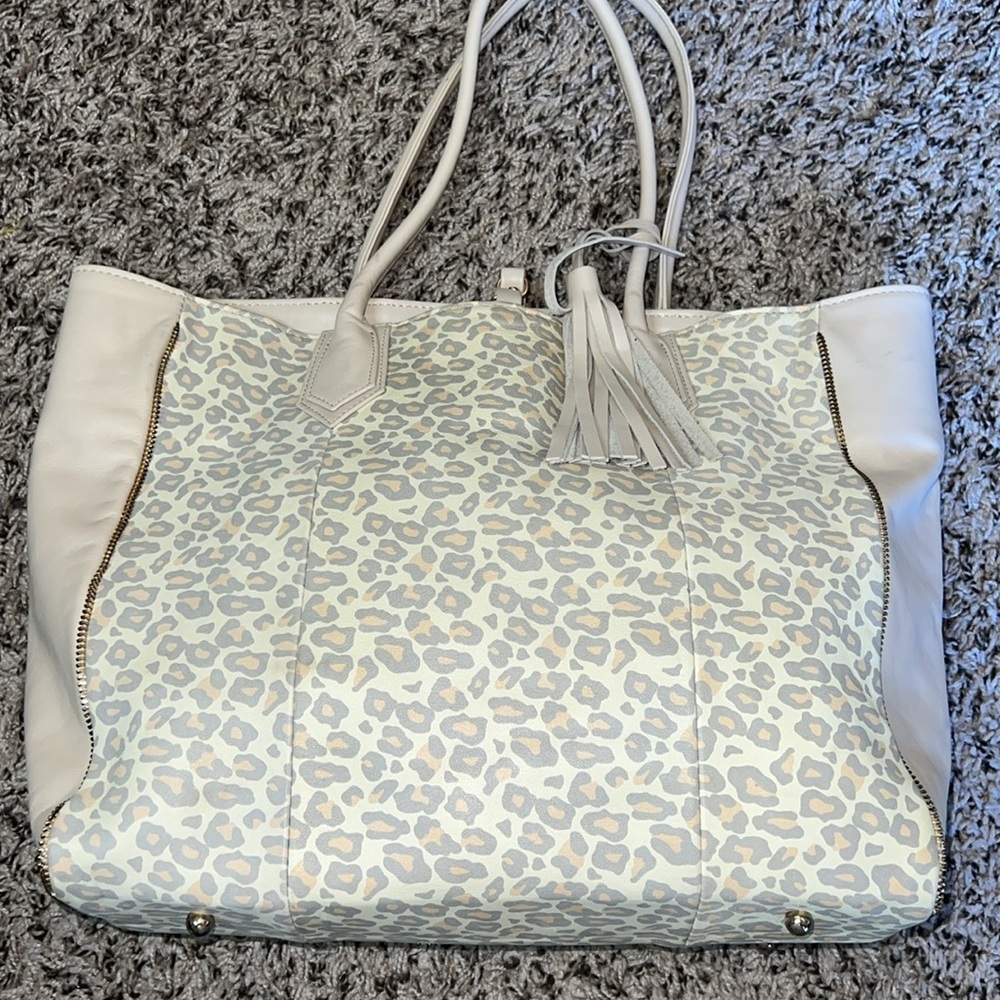 LAUREN MERKIN
Reese Toffee High Gloss Leather
Zipper Trim Tote‎ Made In U… - Picture 7 of 14